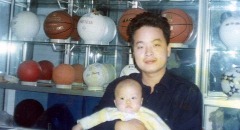 1998年30平方2人经营的体育用品销售店利华体育开（kāi）始经营